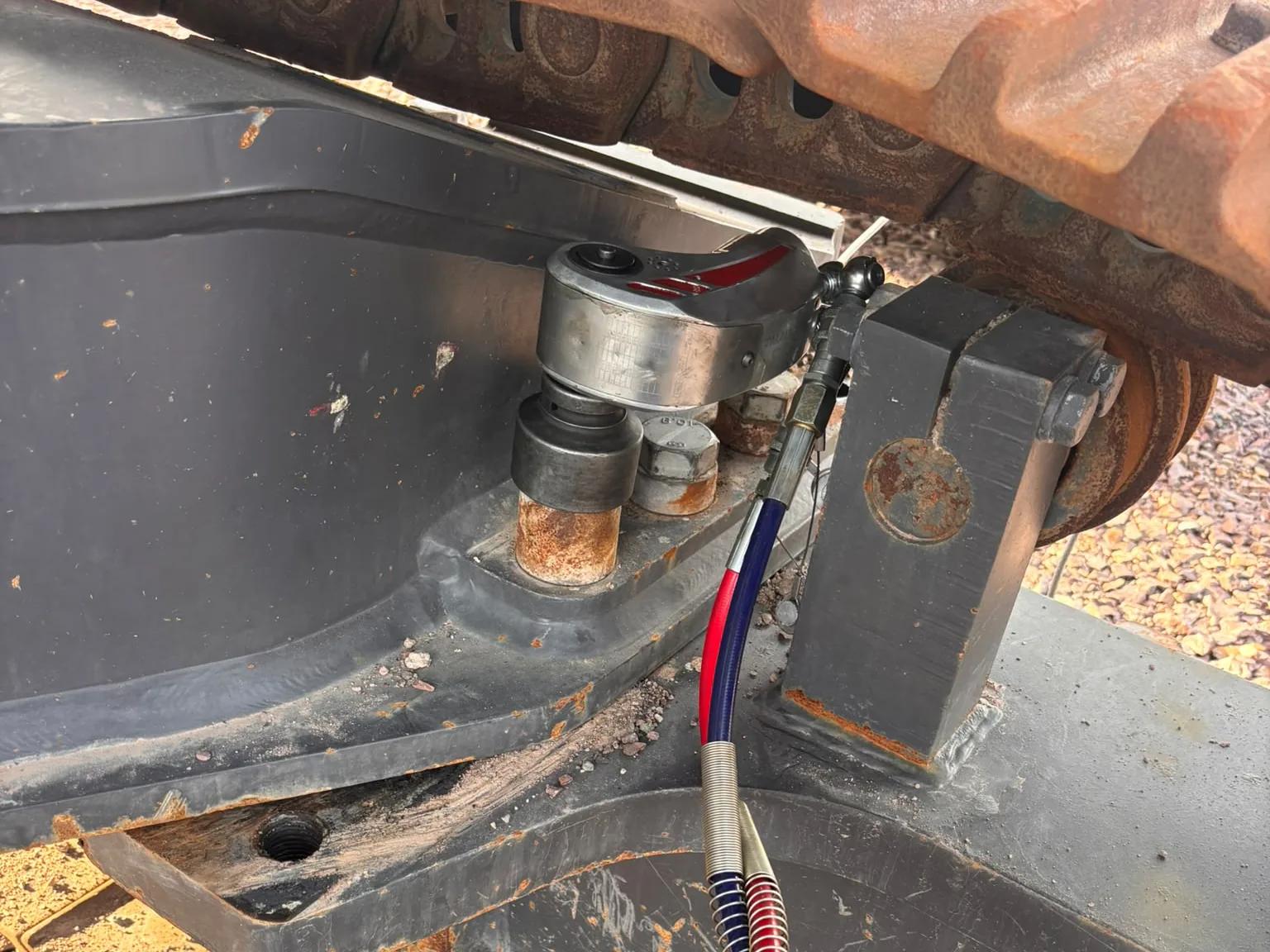 Chiave dinamometrica idraulica MT-HTW-4500 su una vite del telaio cingolo di un Volvo EC550